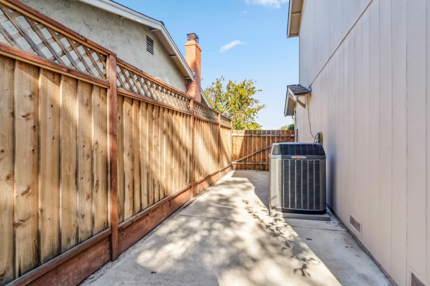 1631 Finch WAY