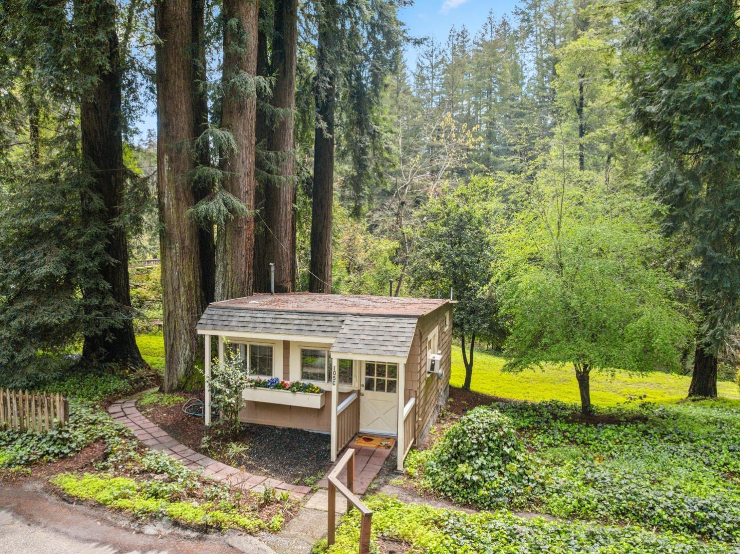 105 Glen Lomond LN