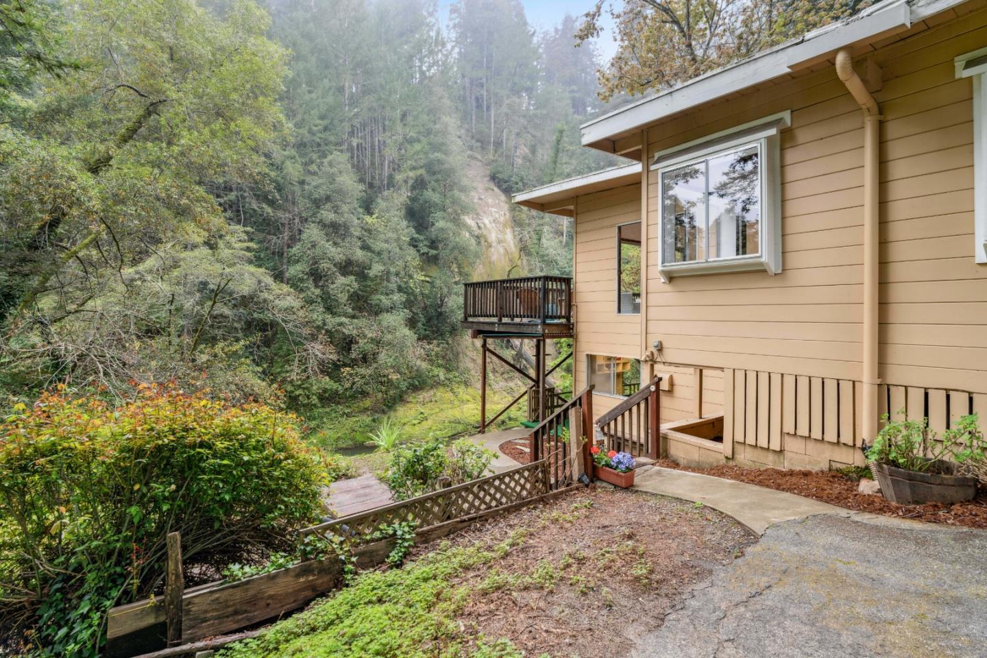 105 Glen Lomond LN