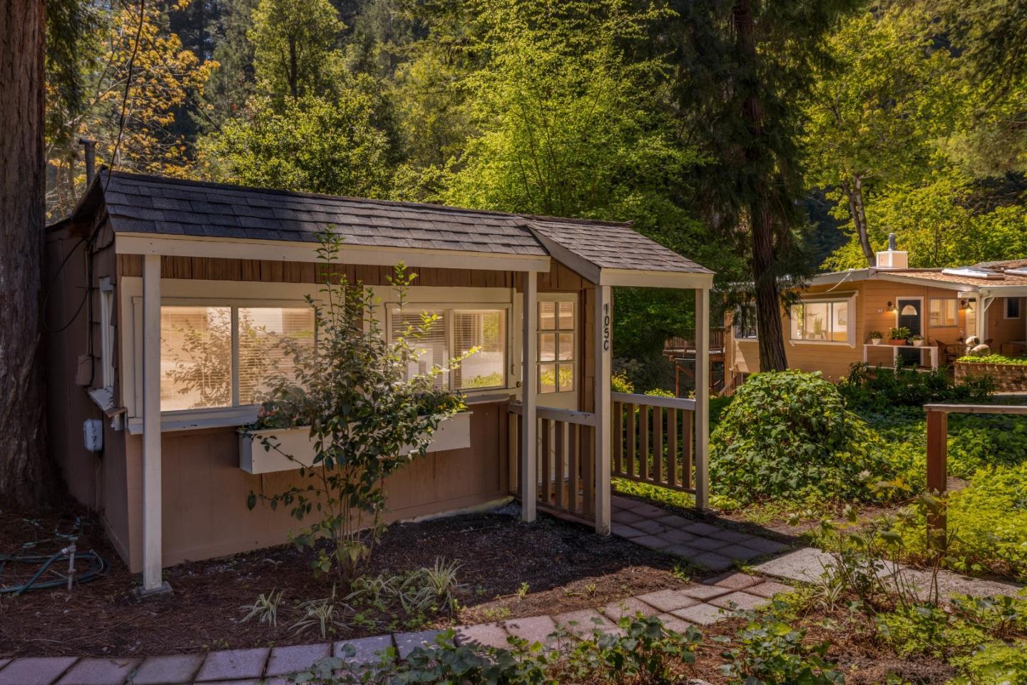 105 Glen Lomond LN