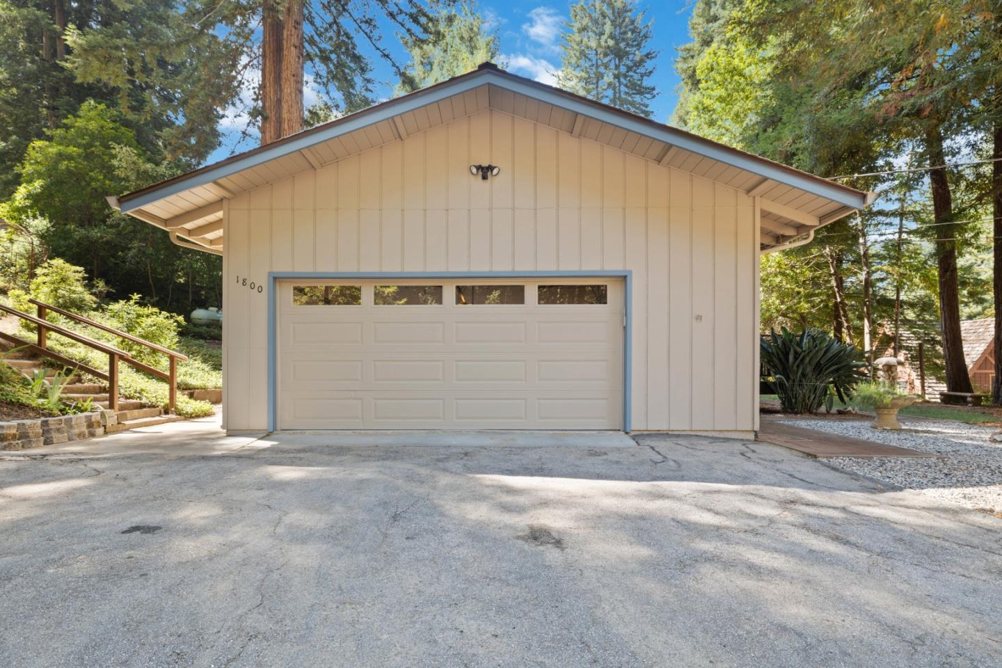1800 Altamont DR