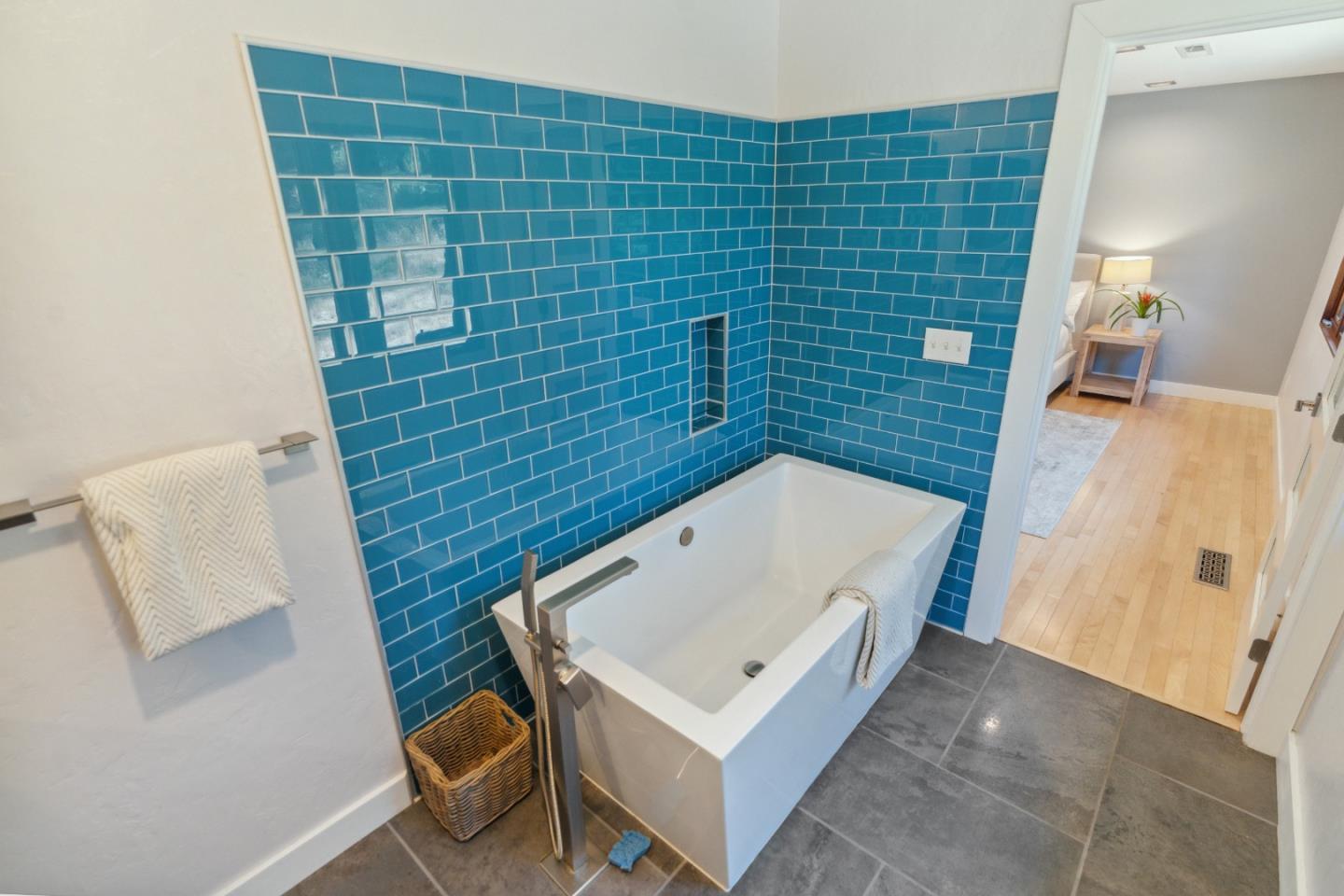 2203 Quail Hollow Road