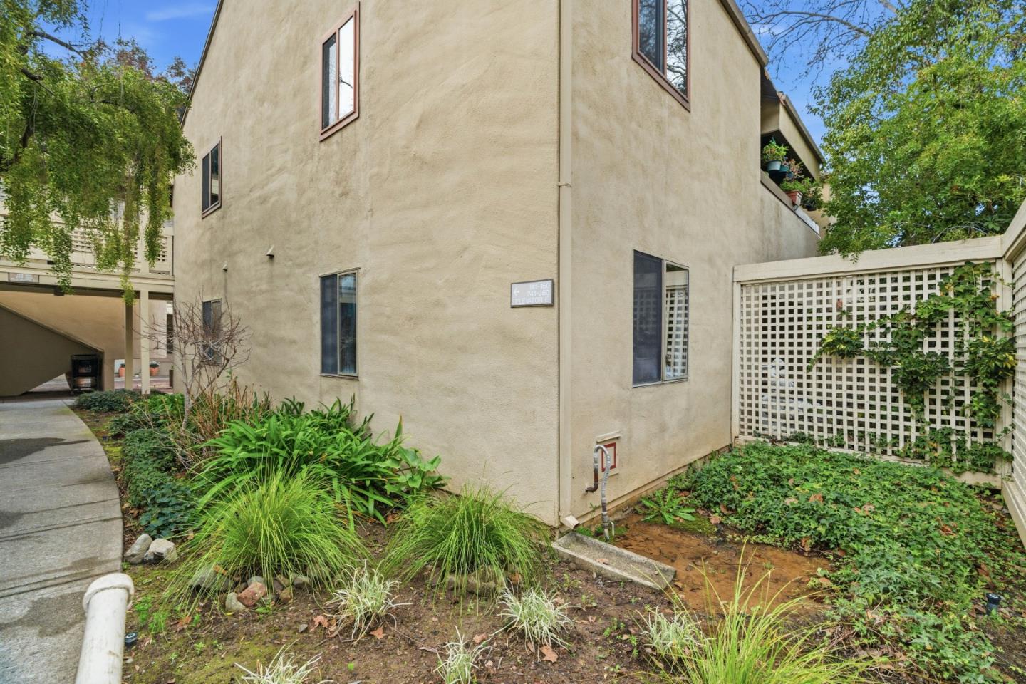 453 Alberto Way D155