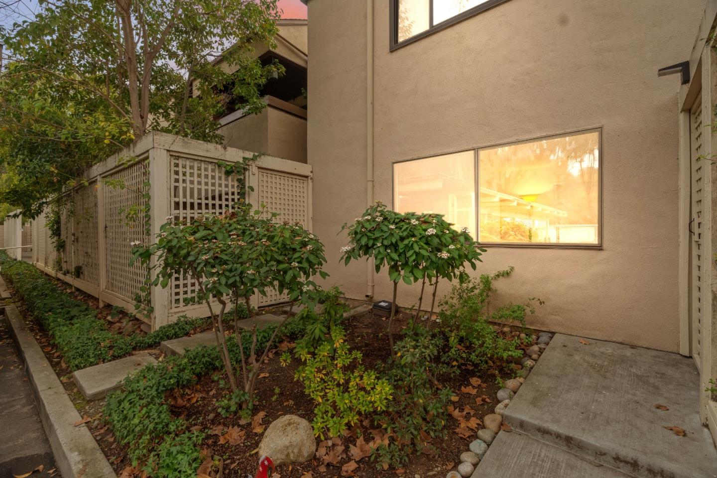 453 Alberto Way D155