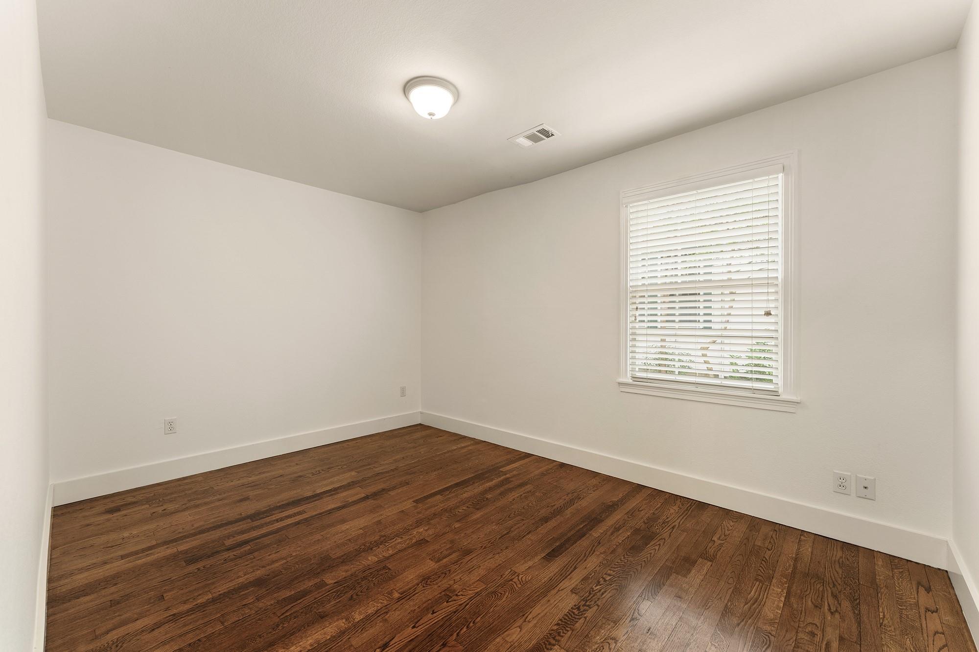 1204 W 22 1/2 ST