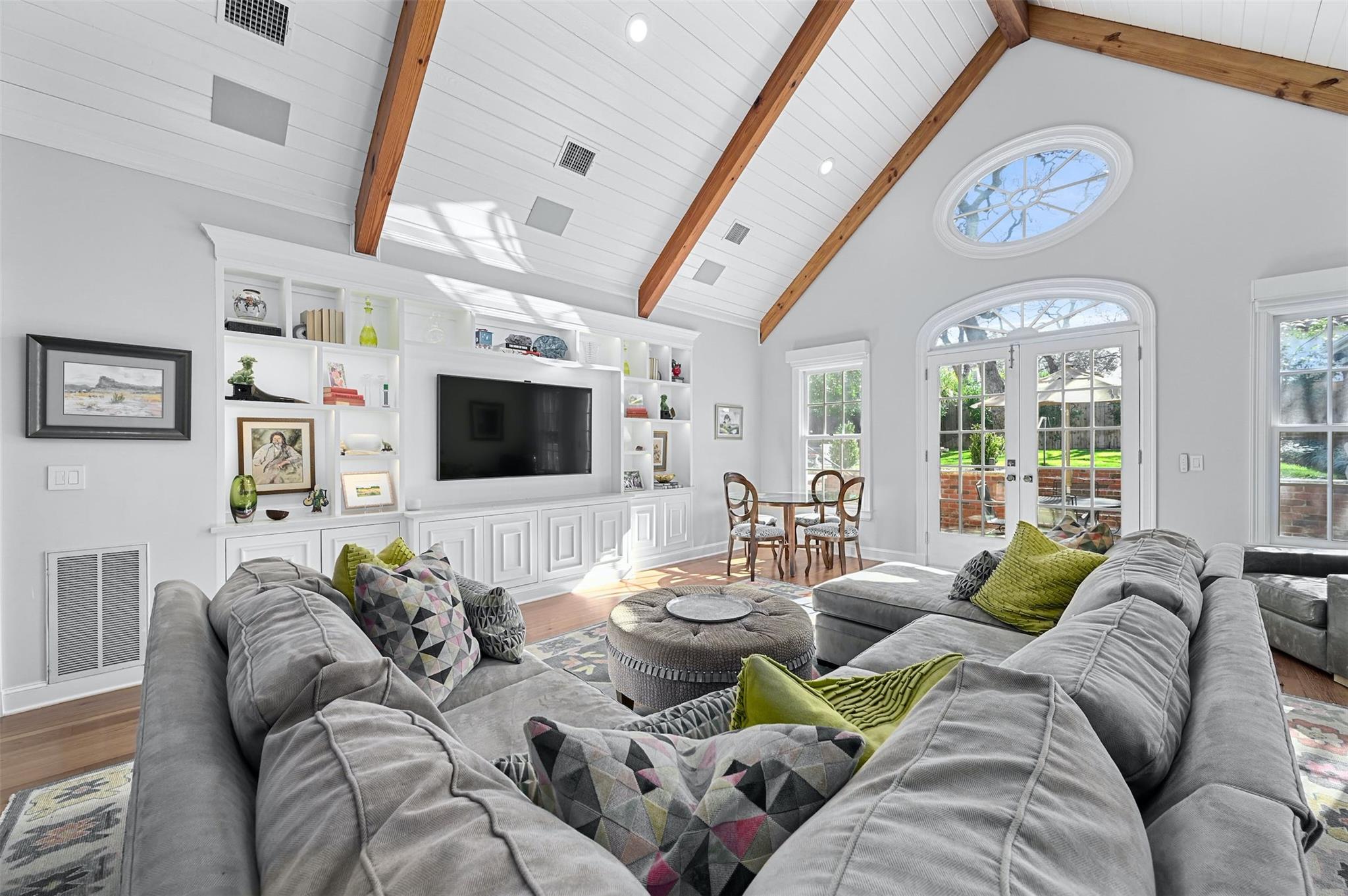 1307 Elton LN