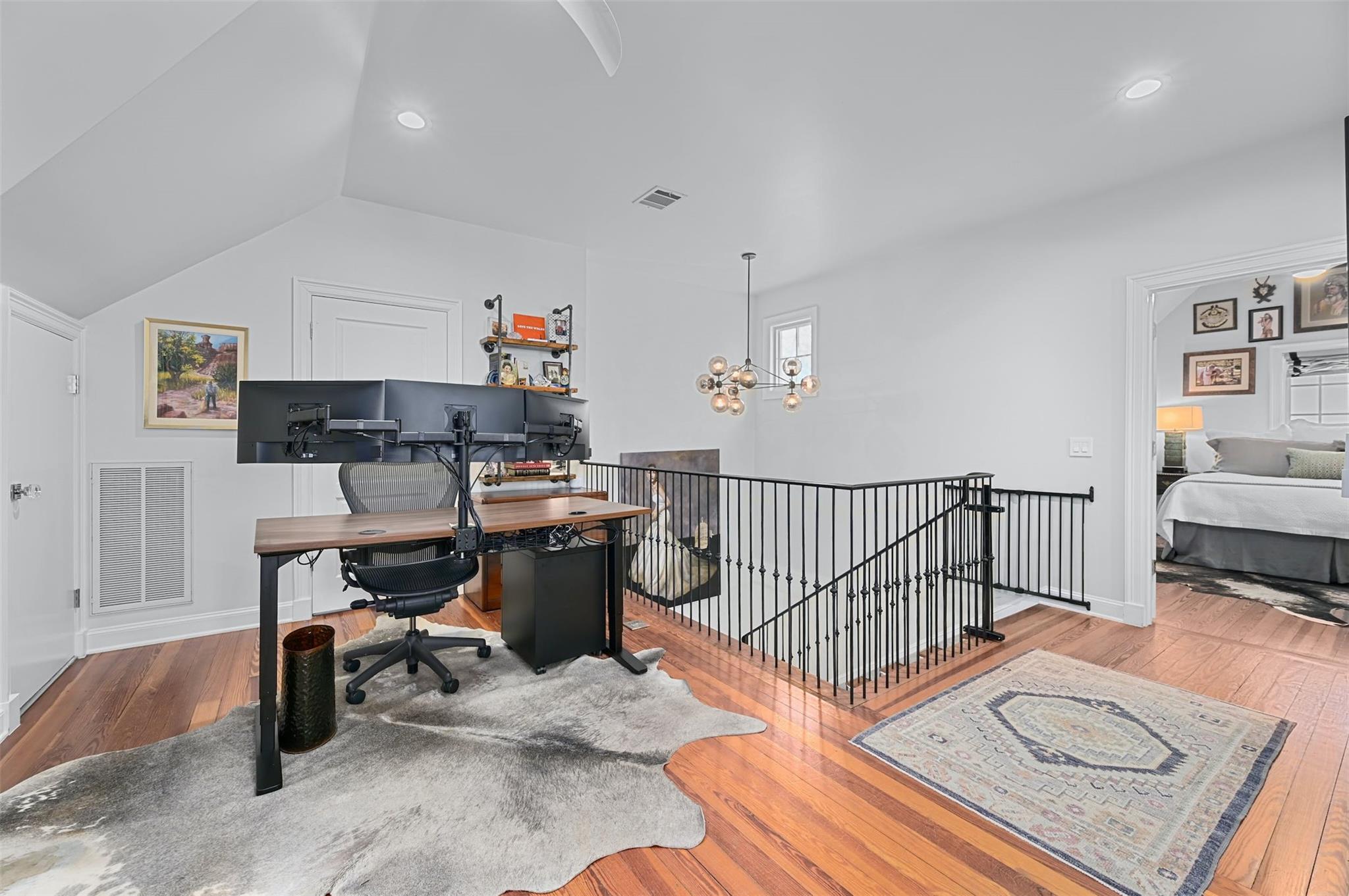 1307 Elton LN