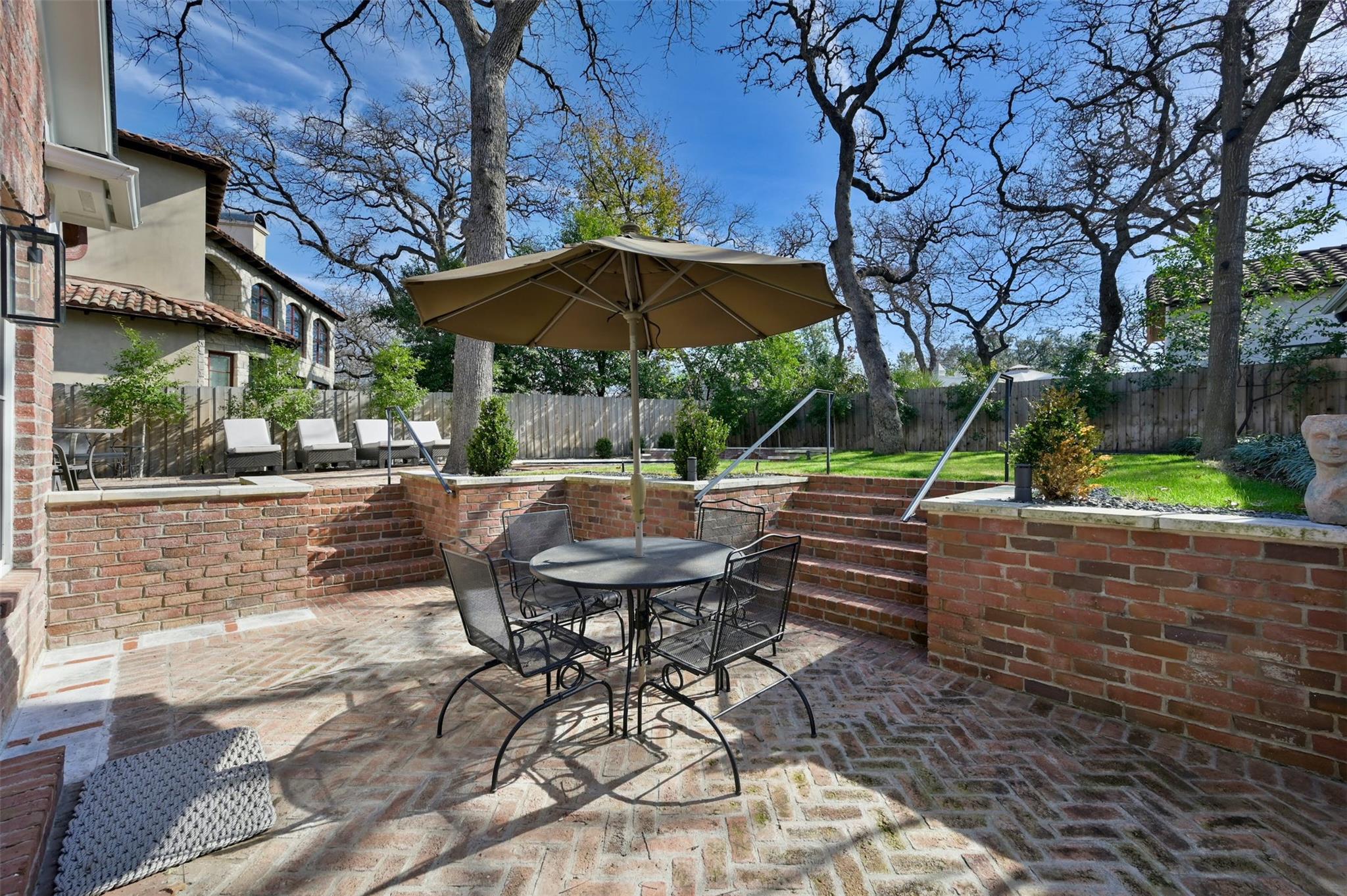 1307 Elton LN