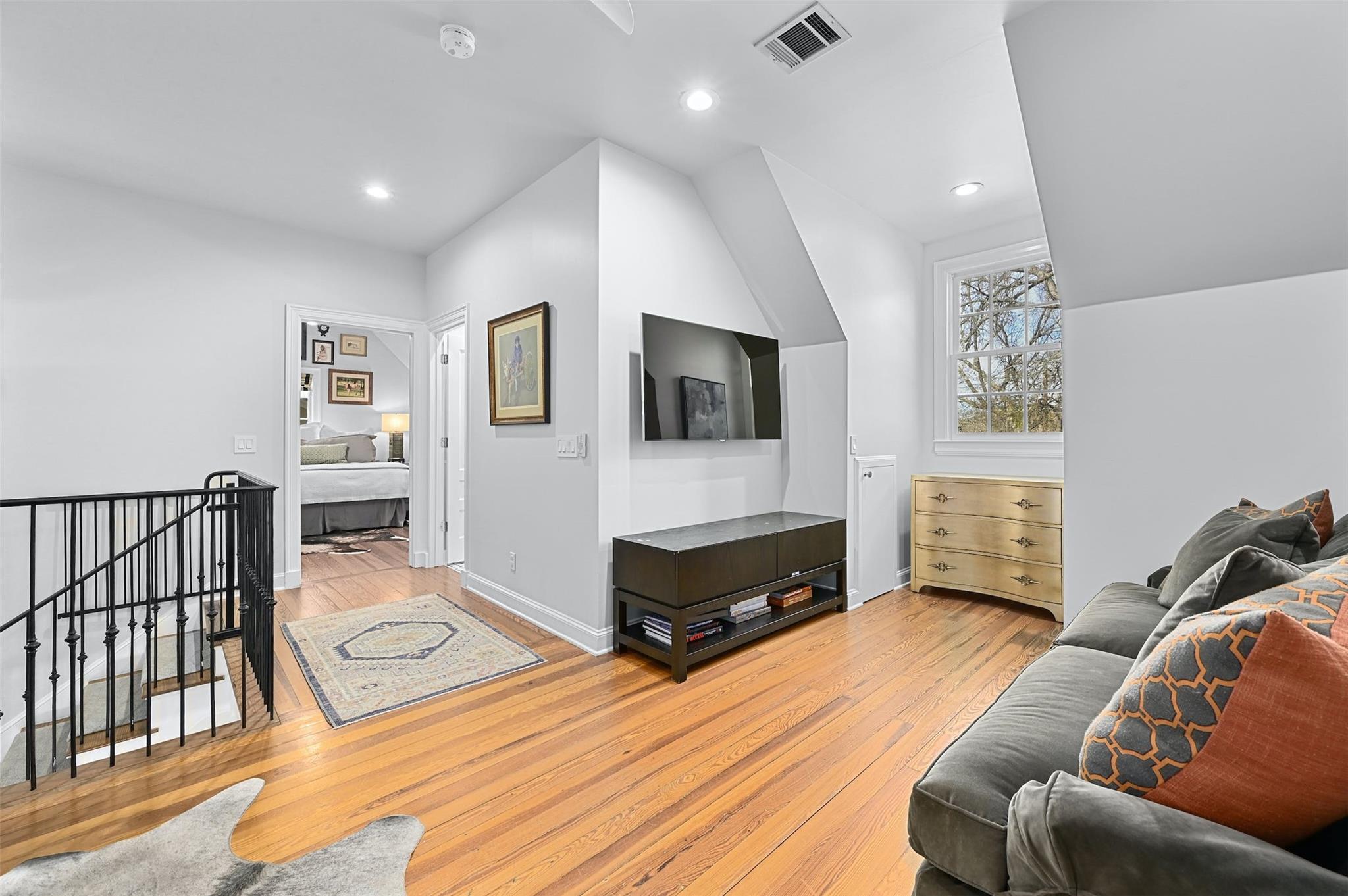 1307 Elton LN