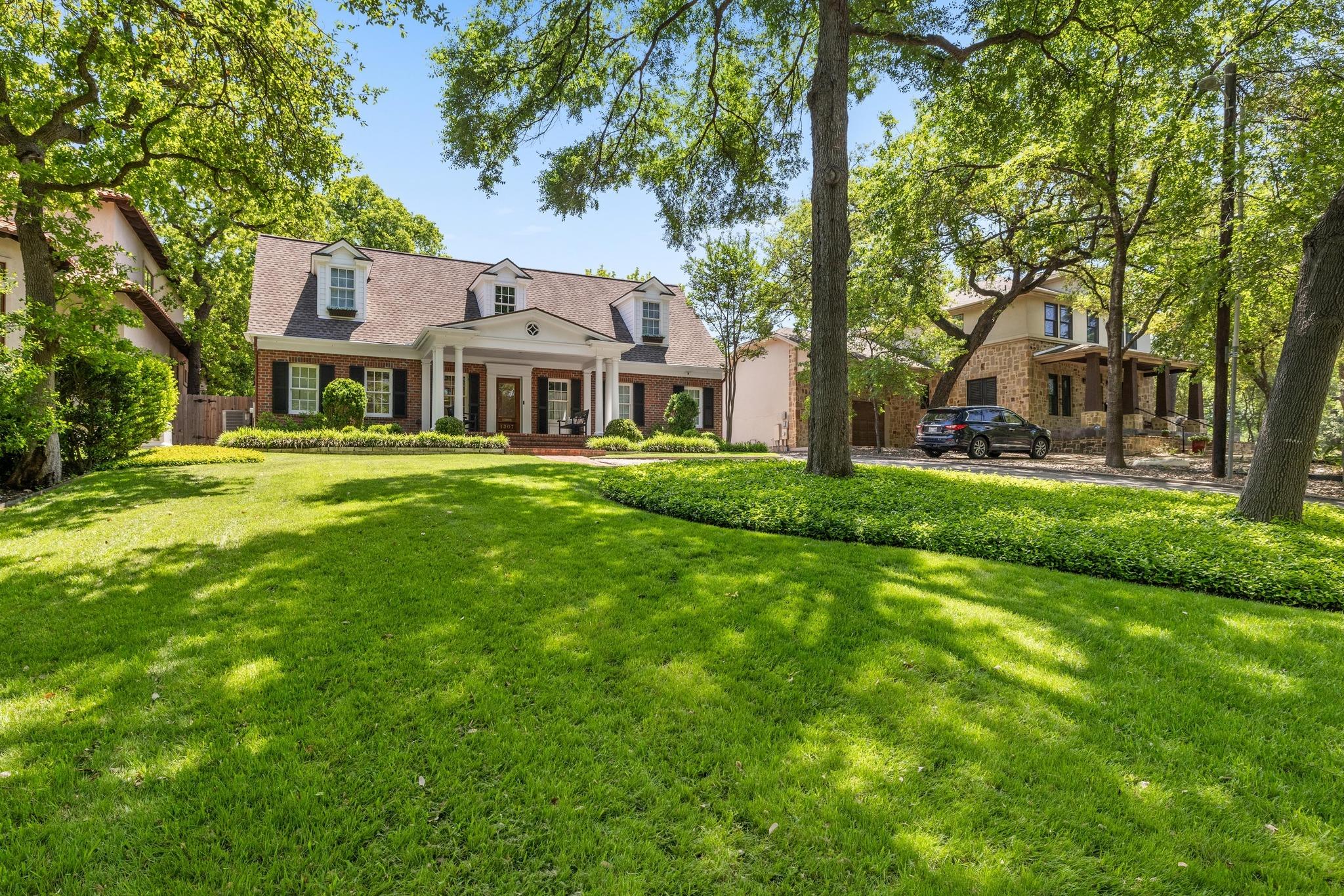 1307 Elton LN