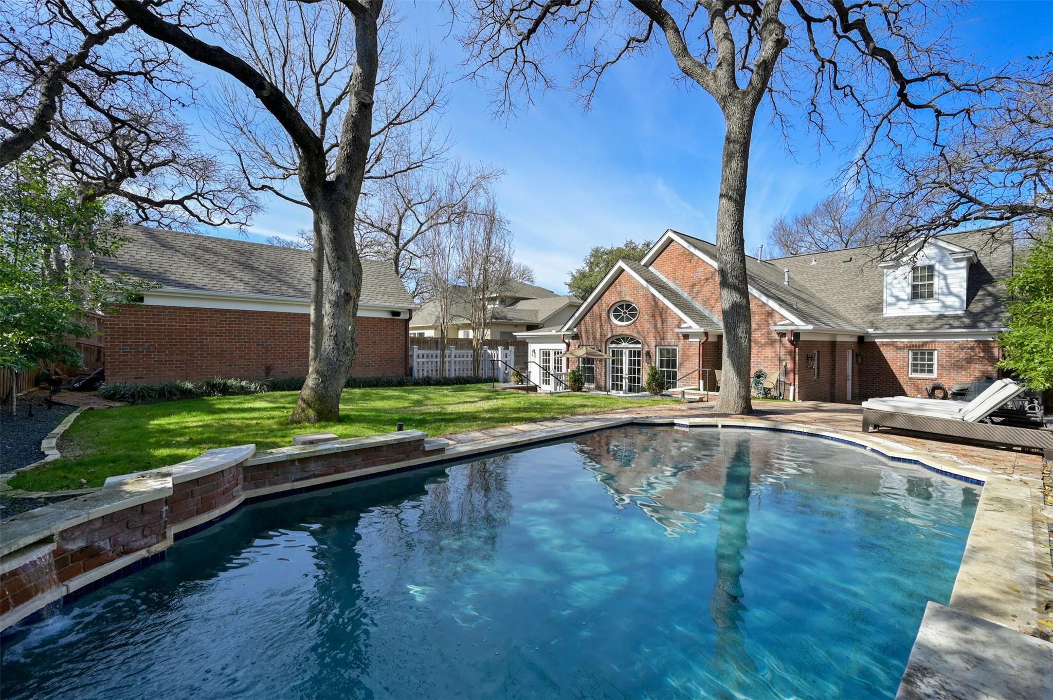 1307 Elton LN