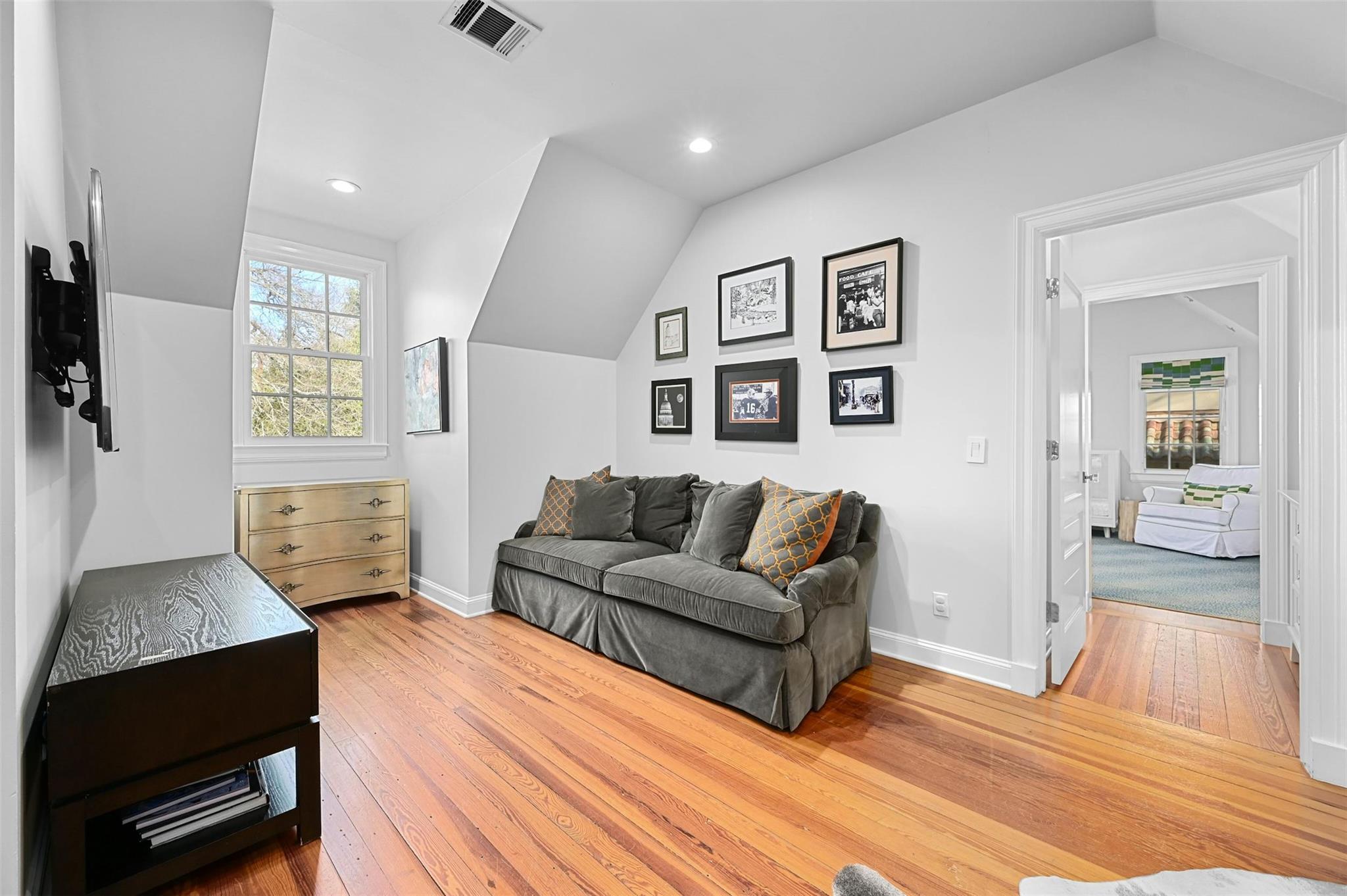 1307 Elton LN