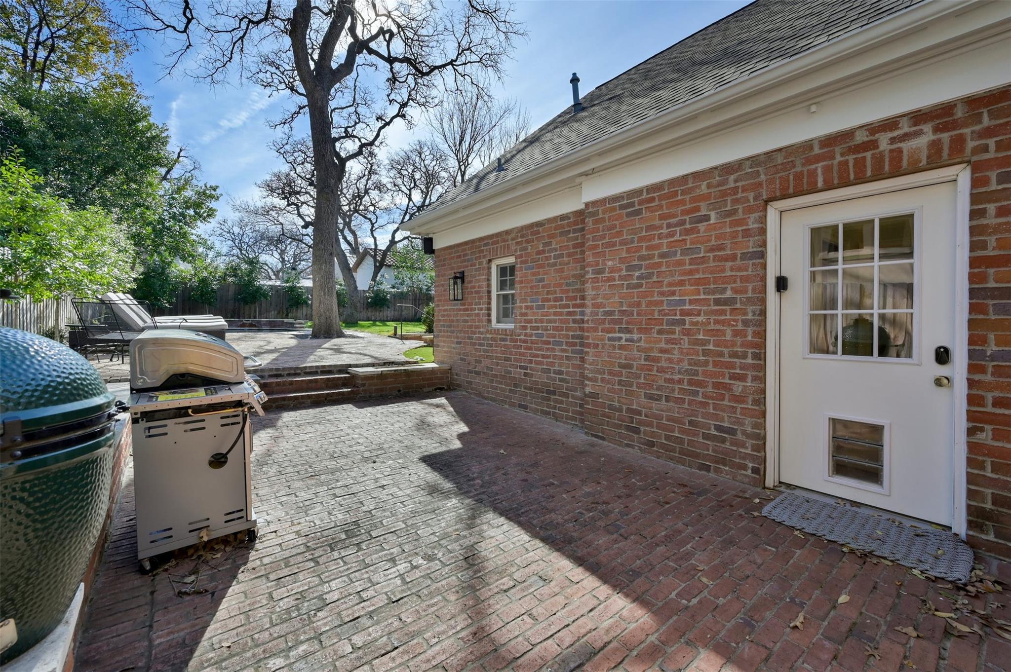1307 Elton LN