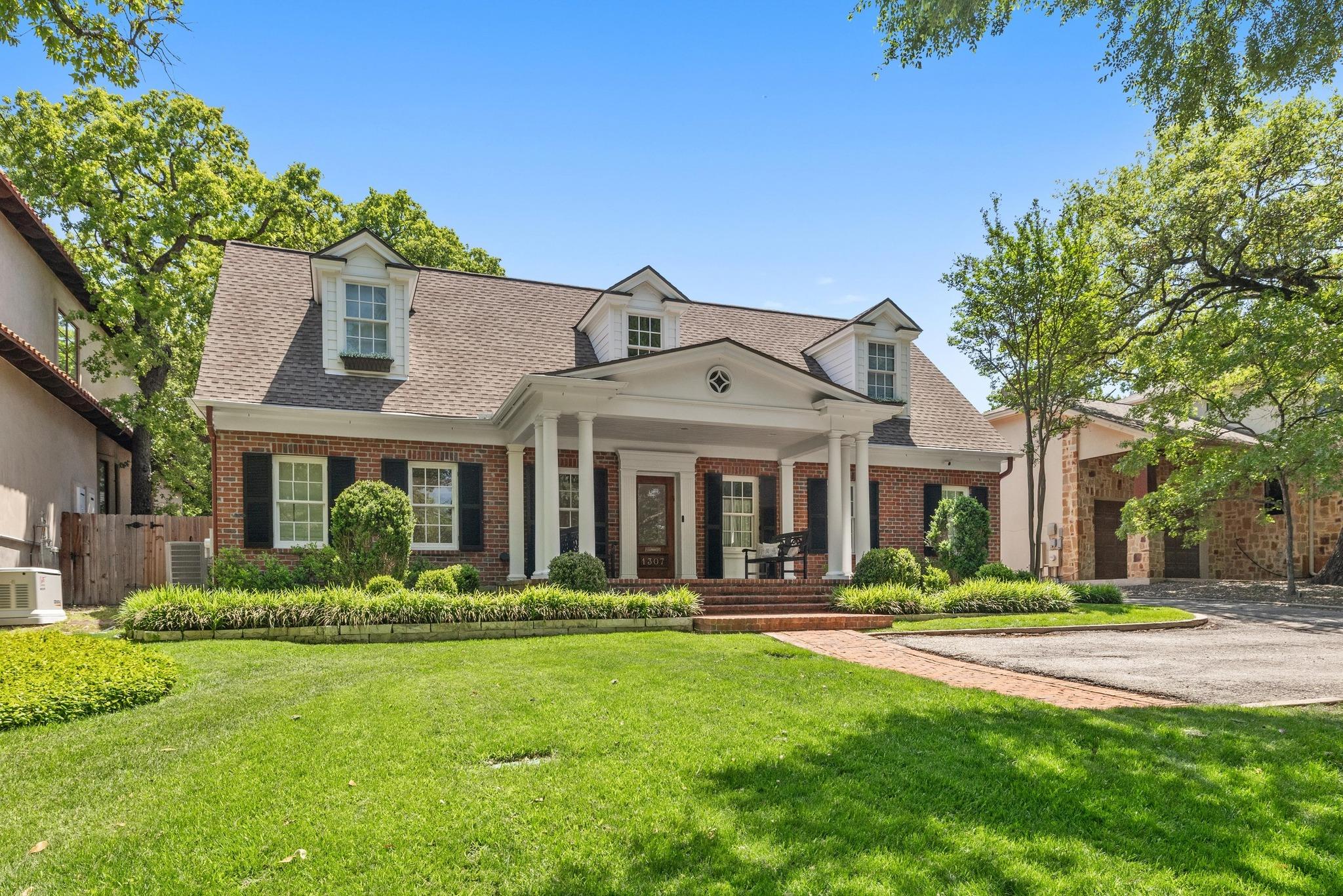 1307 Elton LN