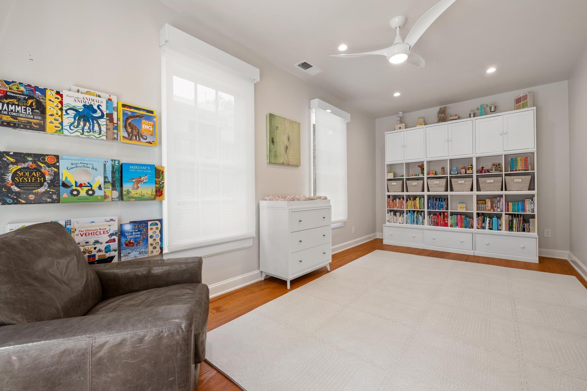 1307 Elton LN