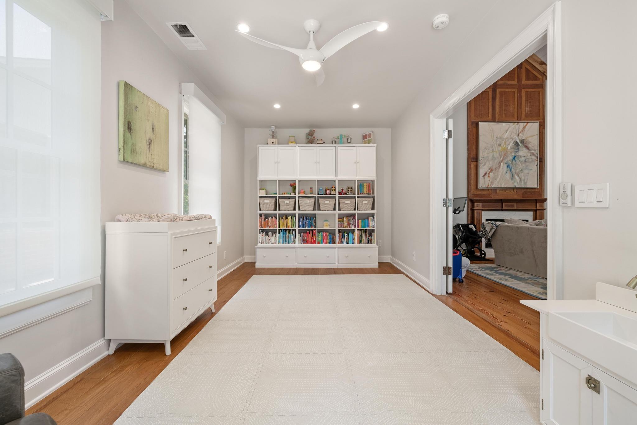 1307 Elton LN