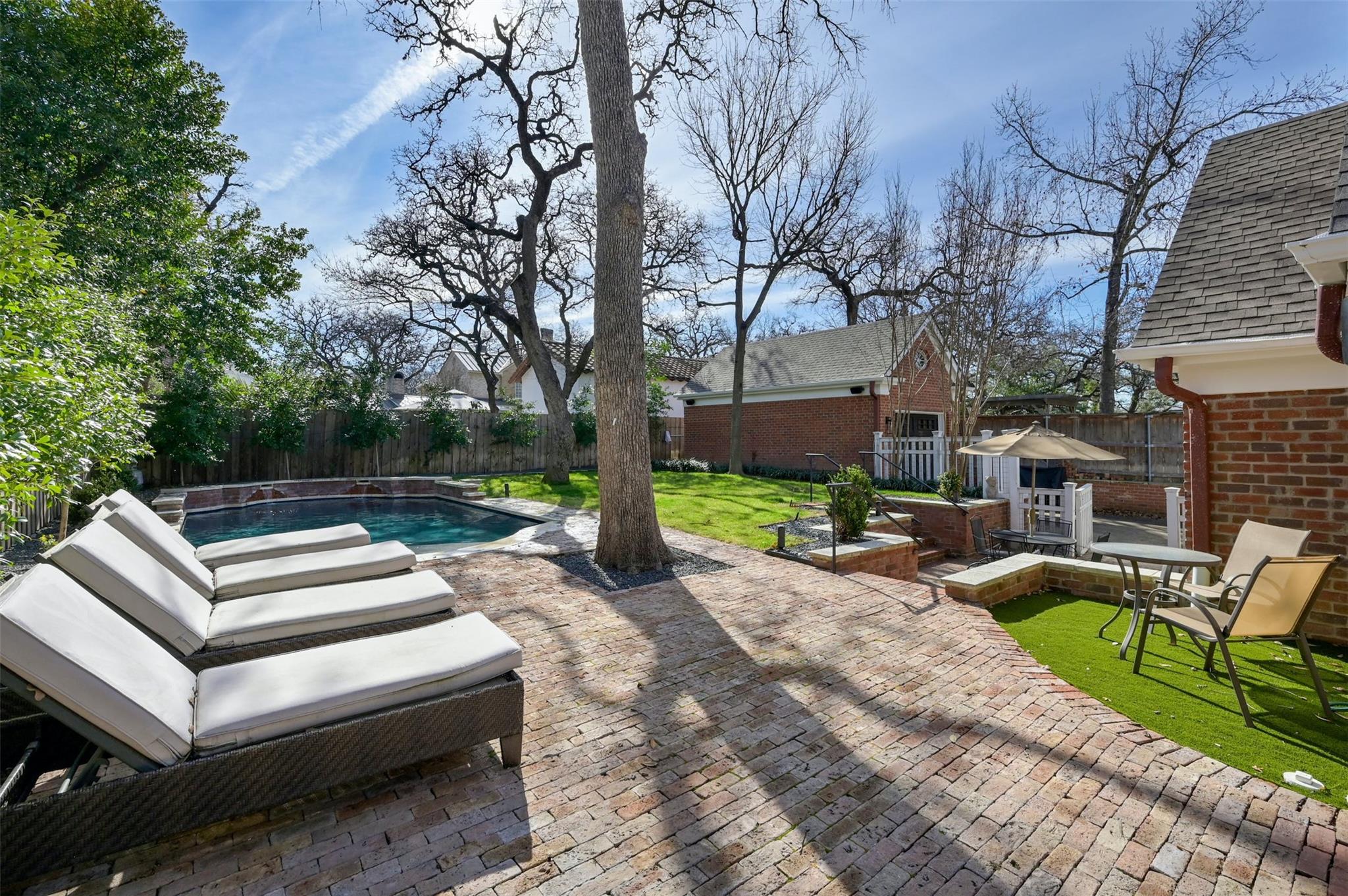 1307 Elton LN