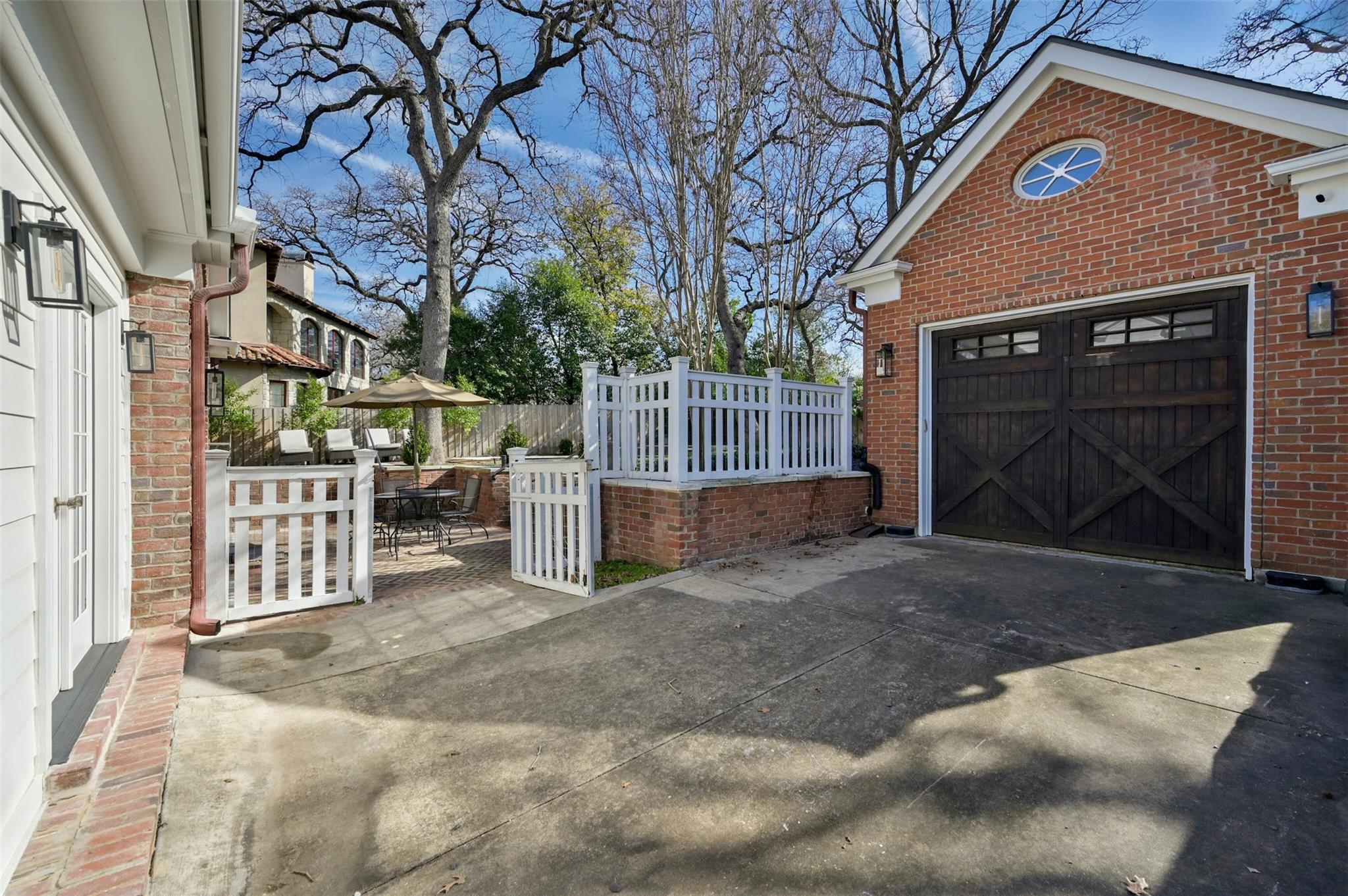 1307 Elton LN