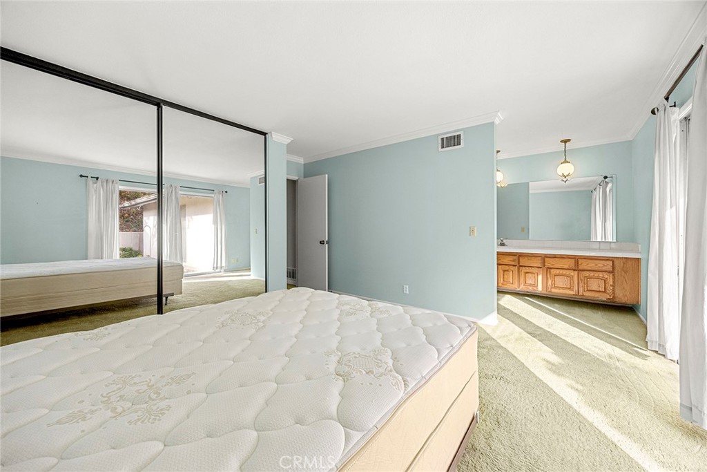 240 W Wedgewood