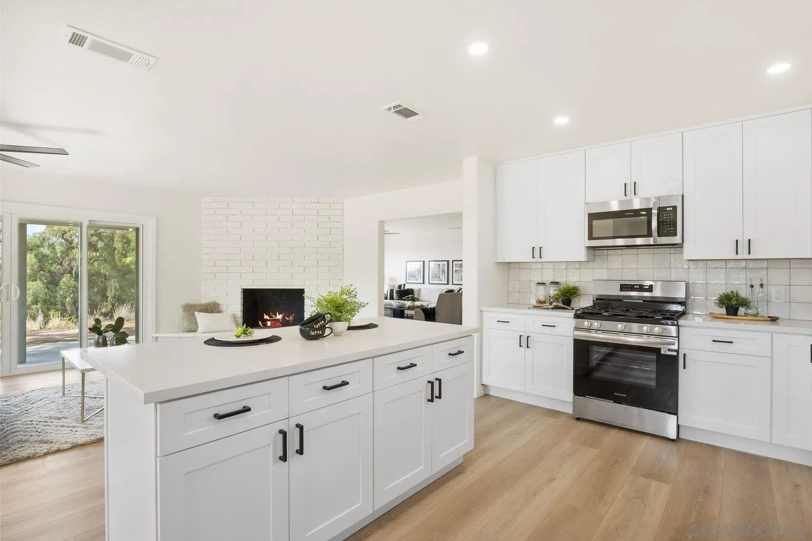 9484-86 La Cuesta Dr