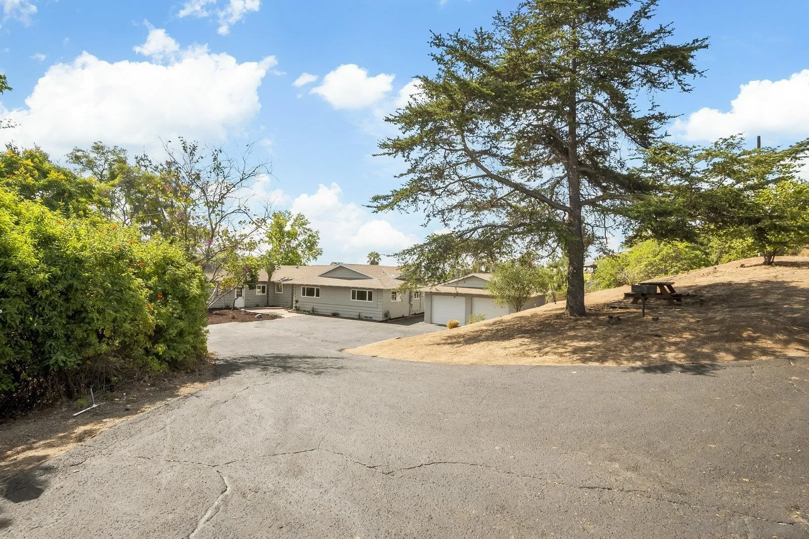 9484-86 La Cuesta Dr