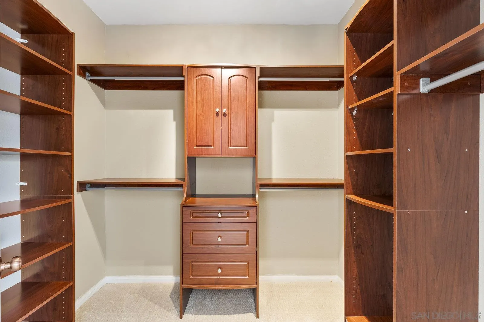 2337 Douglaston Glen