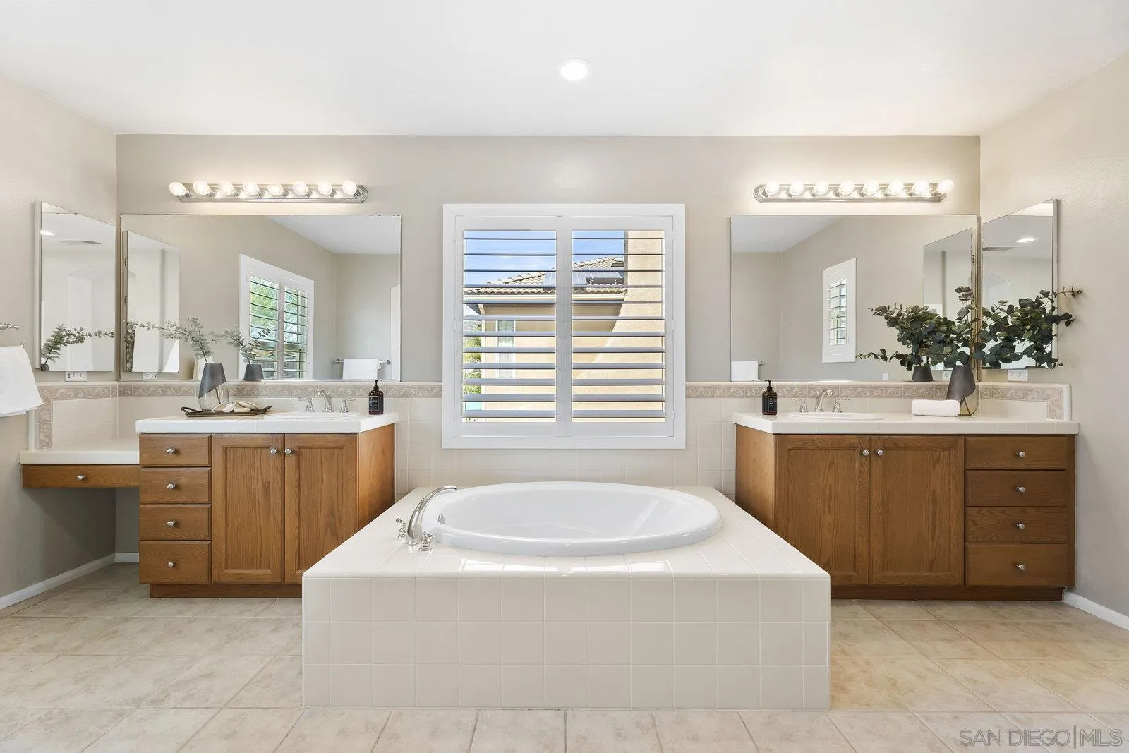 2337 Douglaston Glen