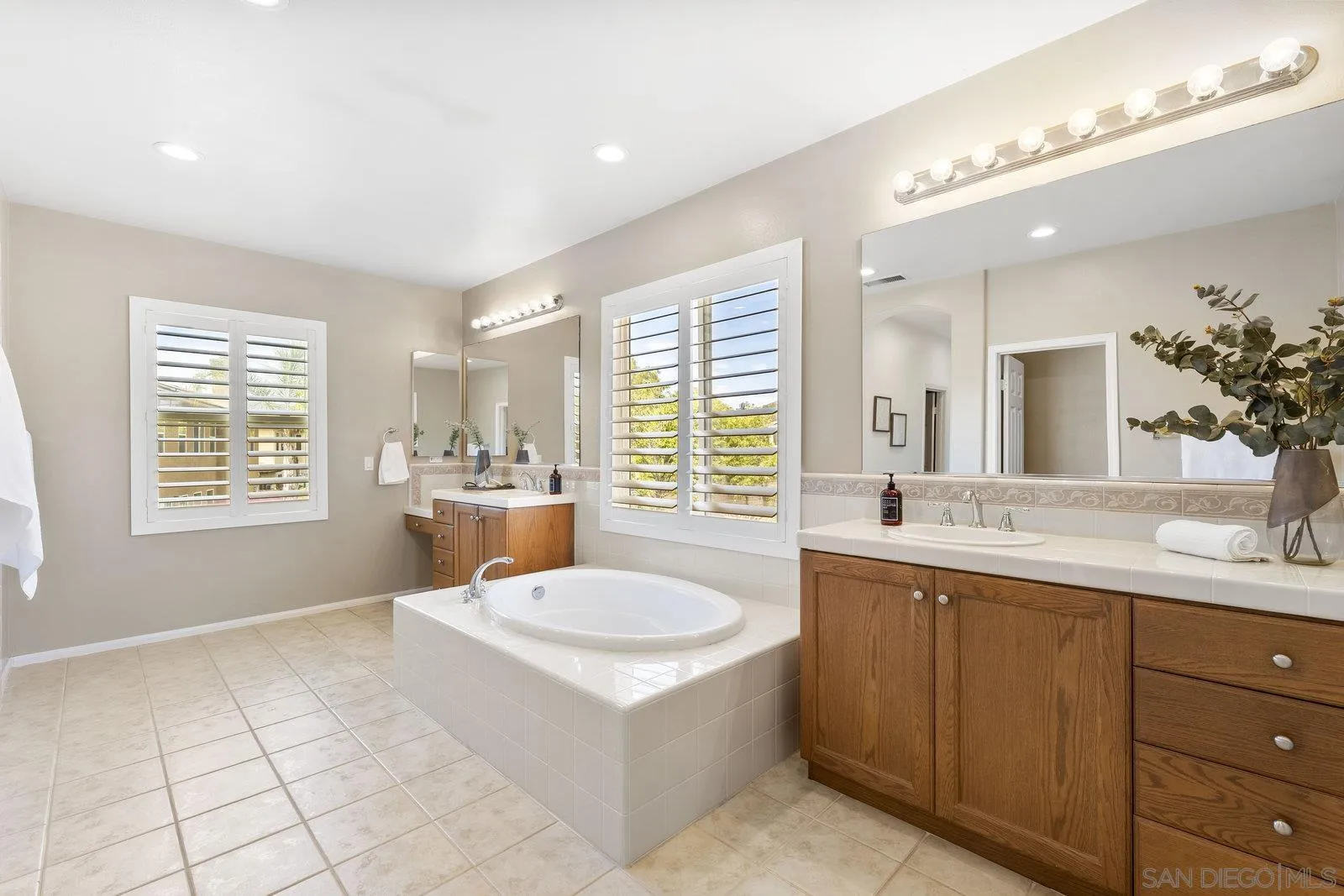 2337 Douglaston Glen