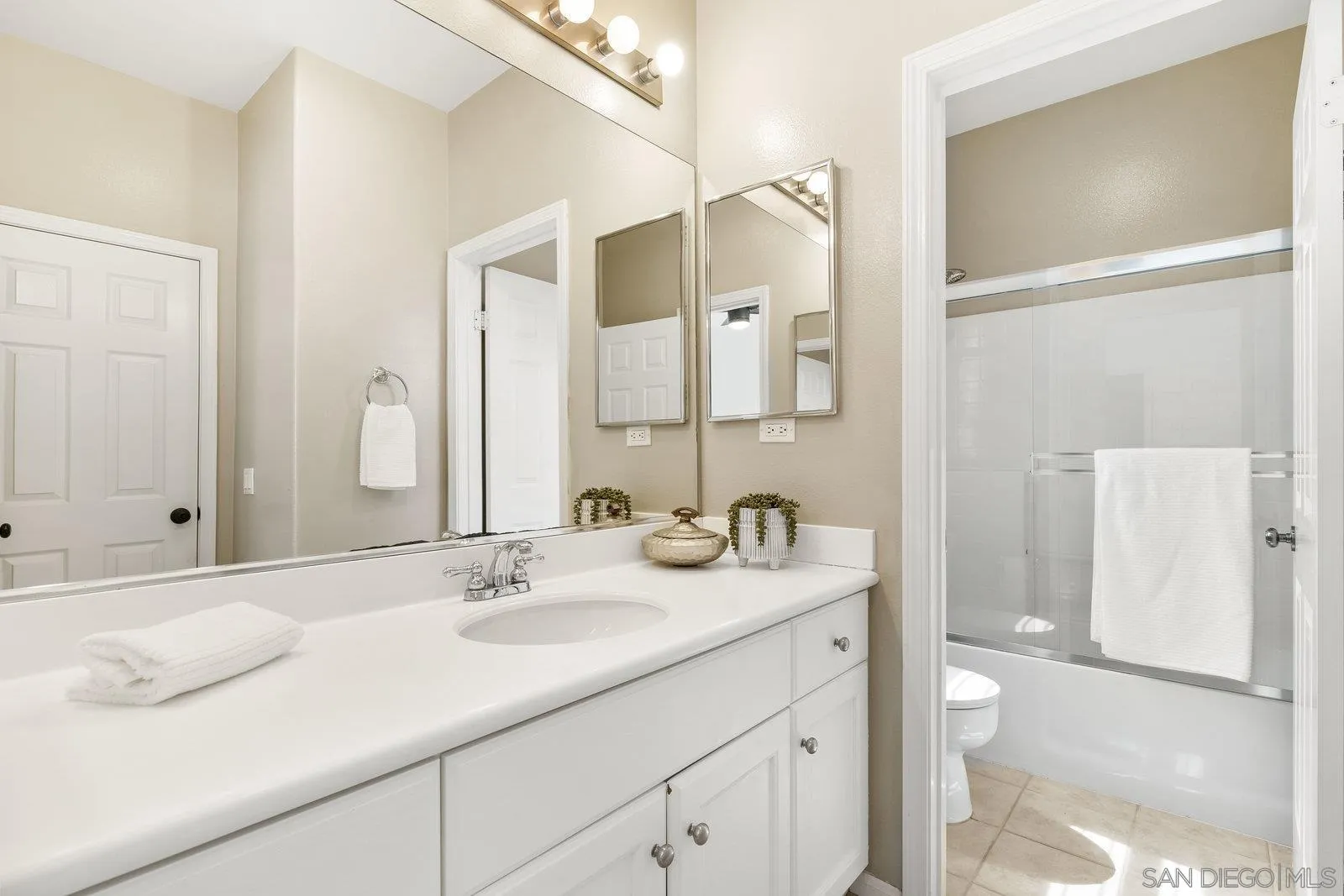 2337 Douglaston Glen