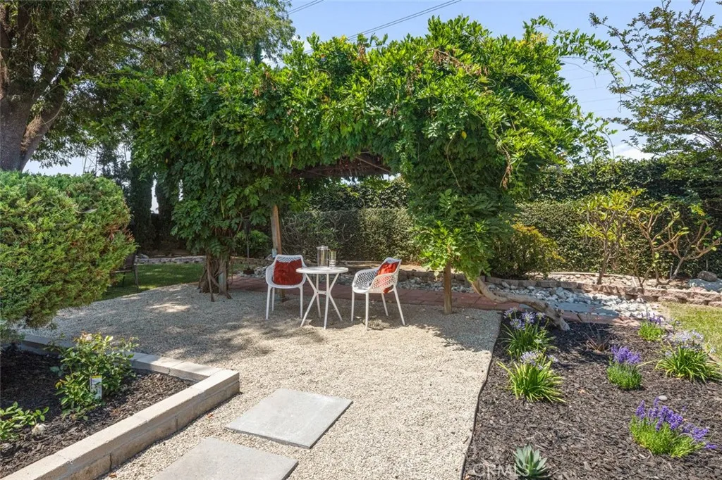 1537 W Laster Avenue