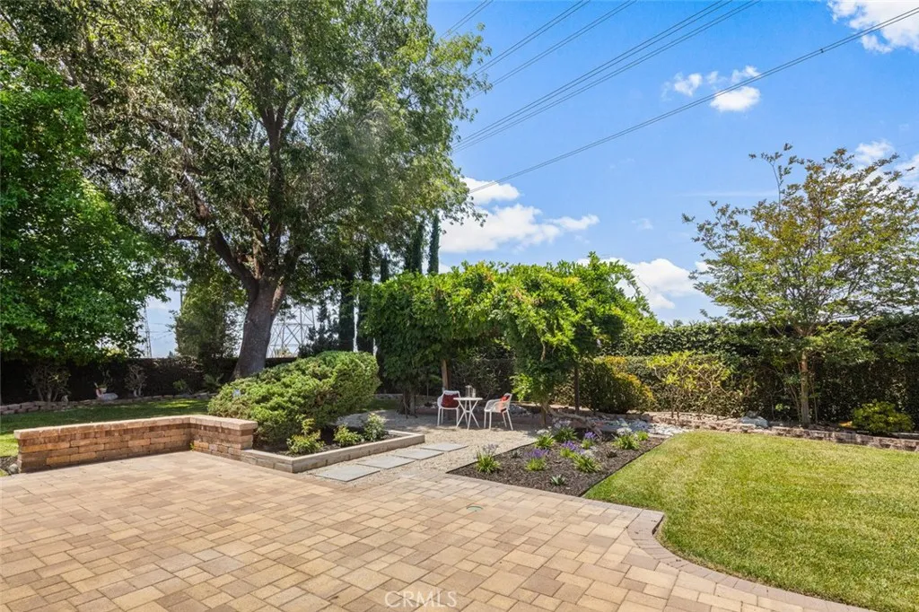 1537 W Laster Avenue