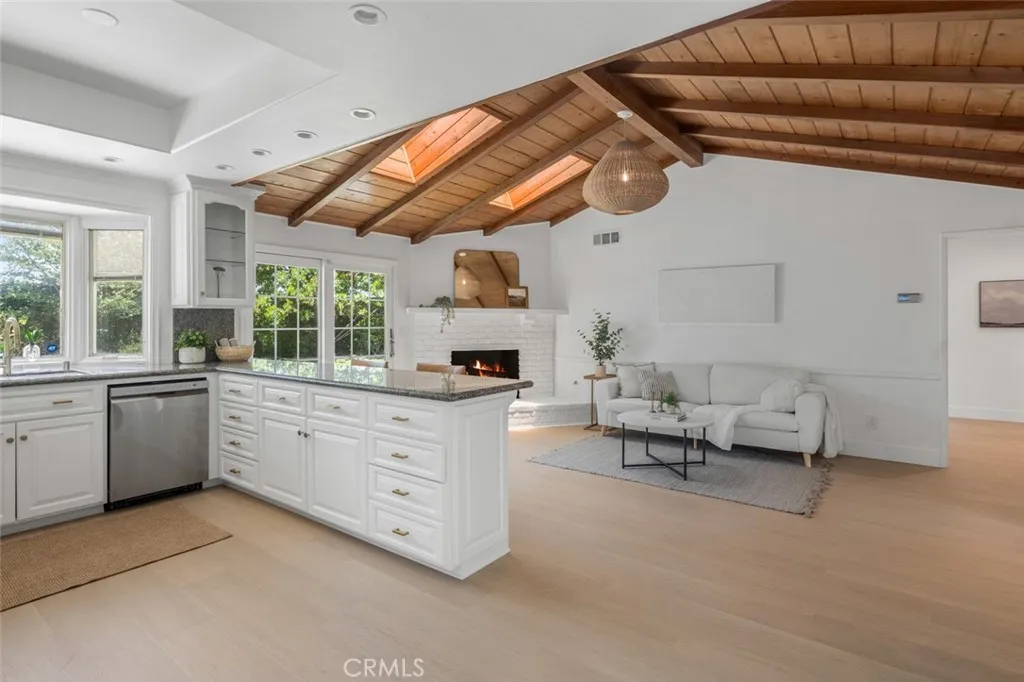 1537 W Laster Avenue