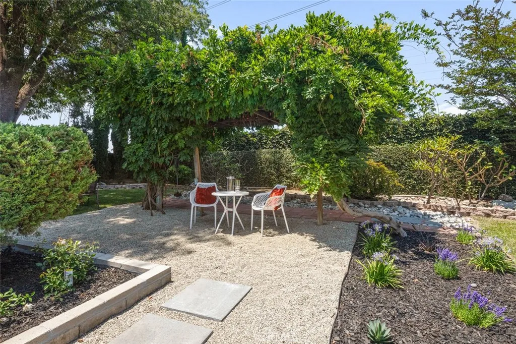 1537 W Laster Avenue