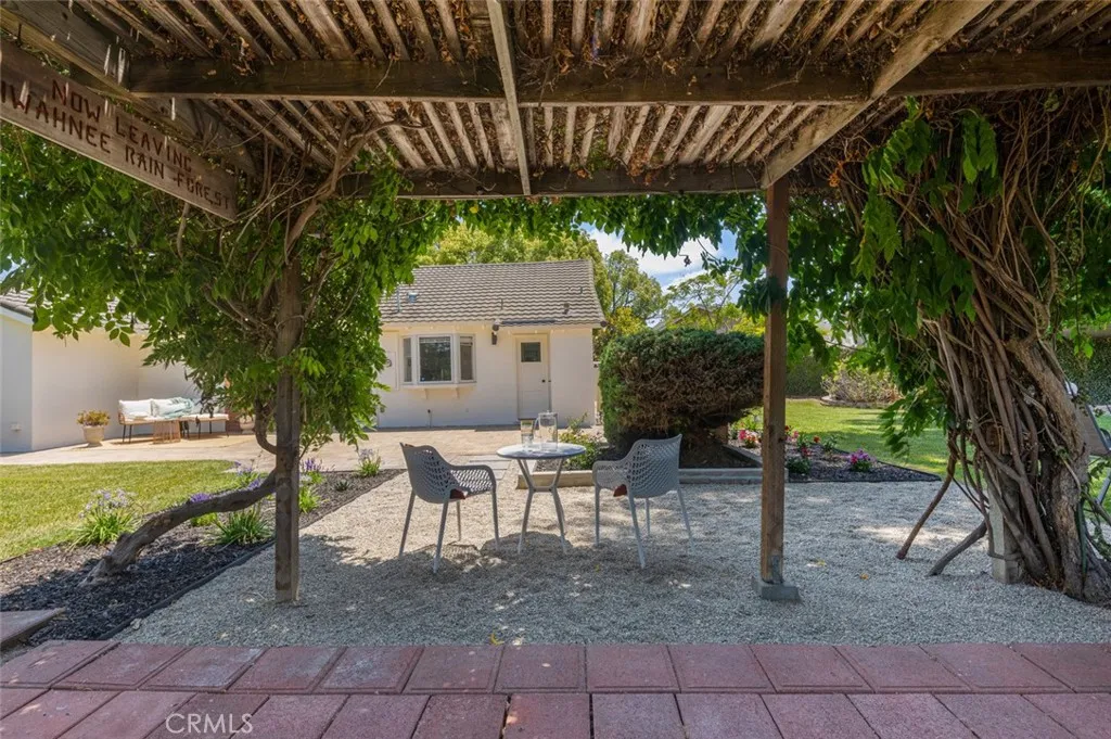 1537 W Laster Avenue