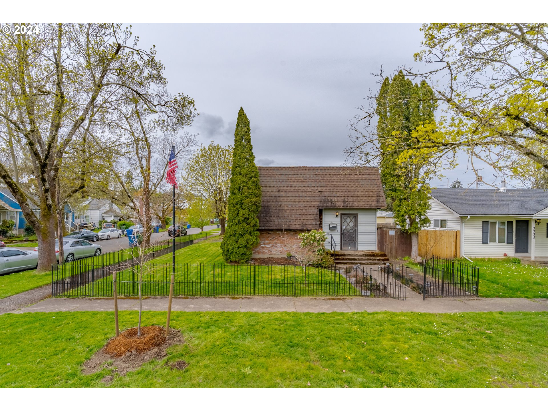 2213 HAZEL AVE NE