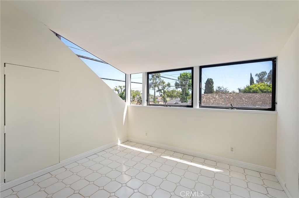1122 Cranbrook Avenue