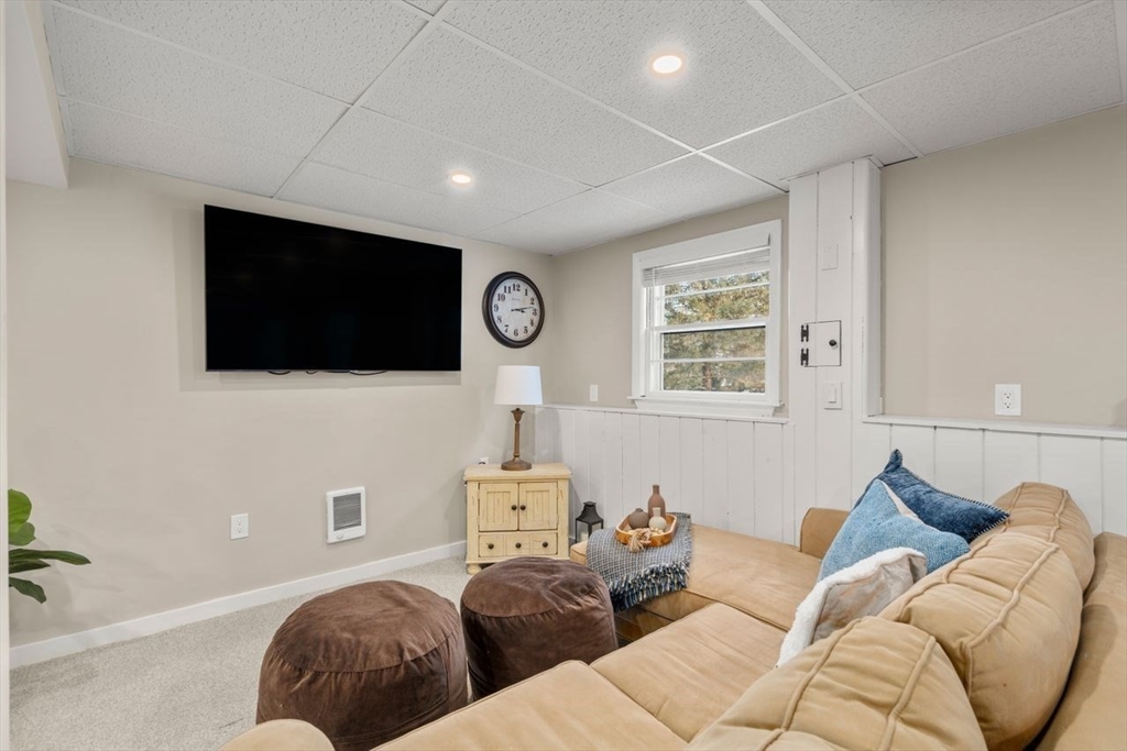 18 Seneca Dr