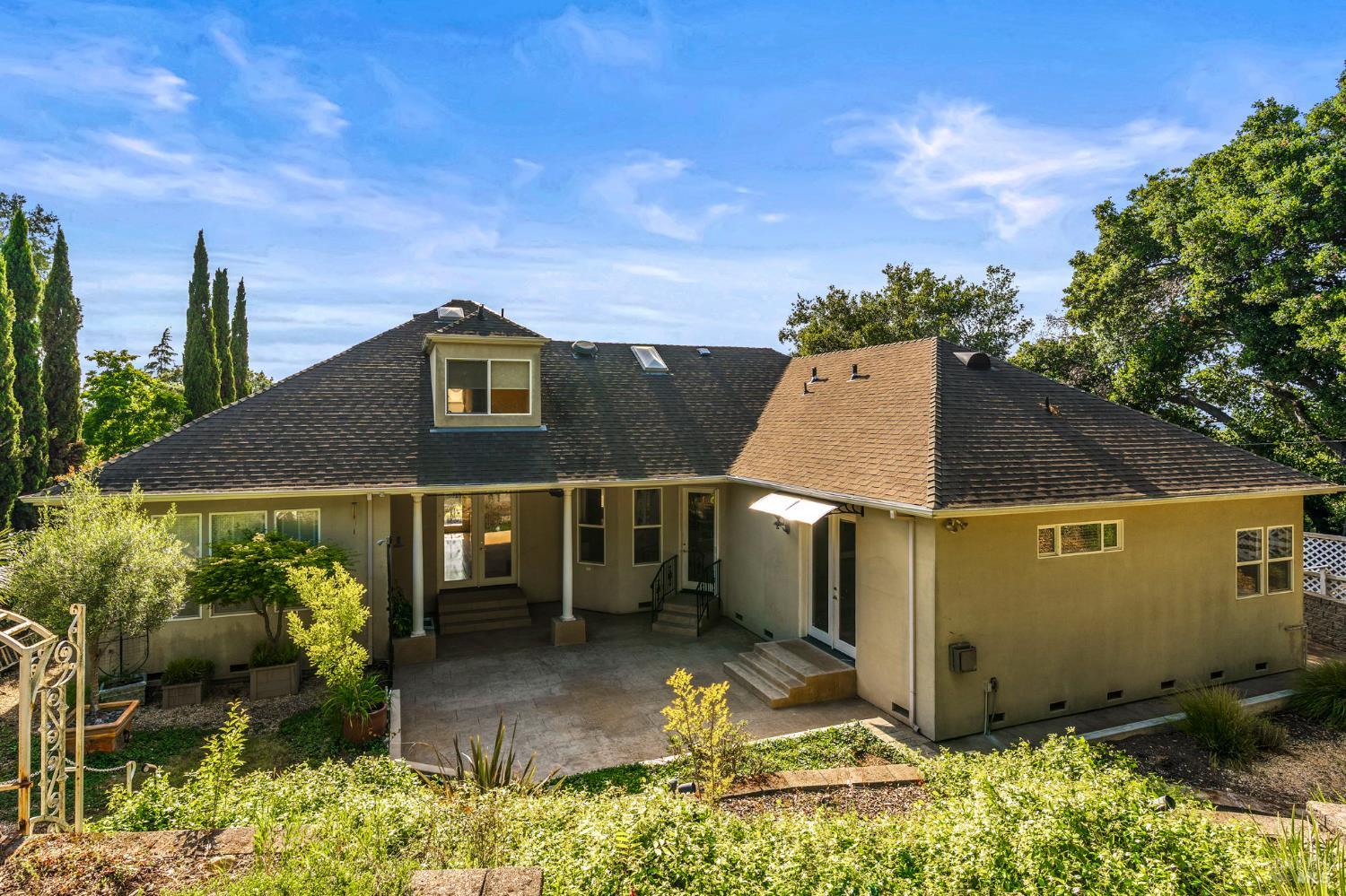 382 Lakeview Drive