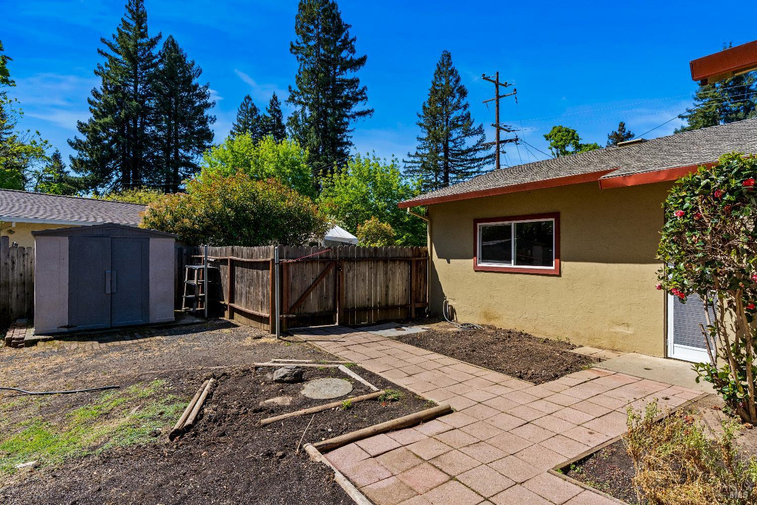 2608 W Pueblo Avenue