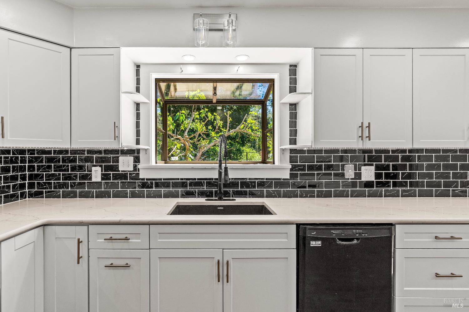 2608 W Pueblo Avenue