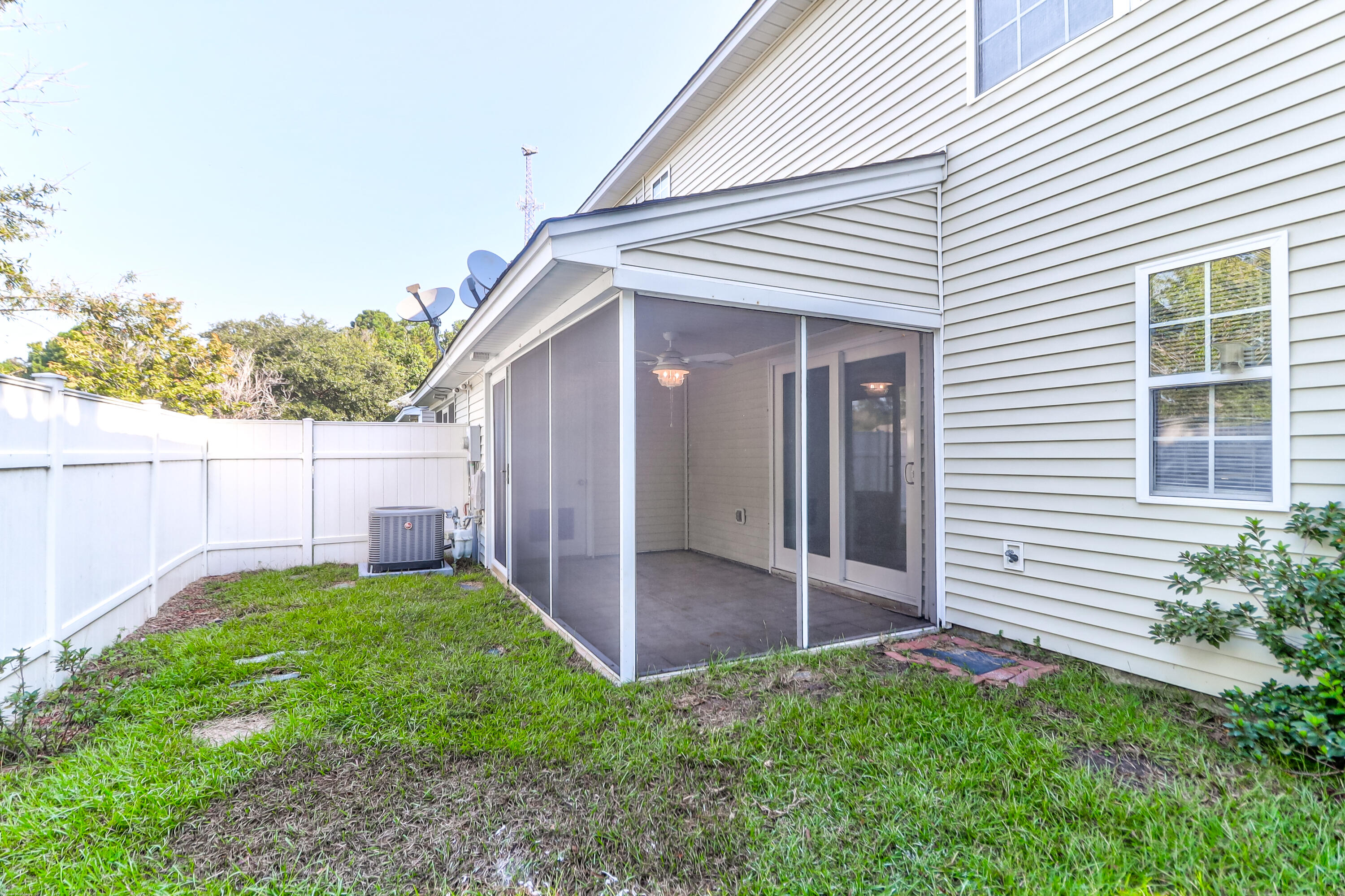 100 Yellow Hawthorn Circle