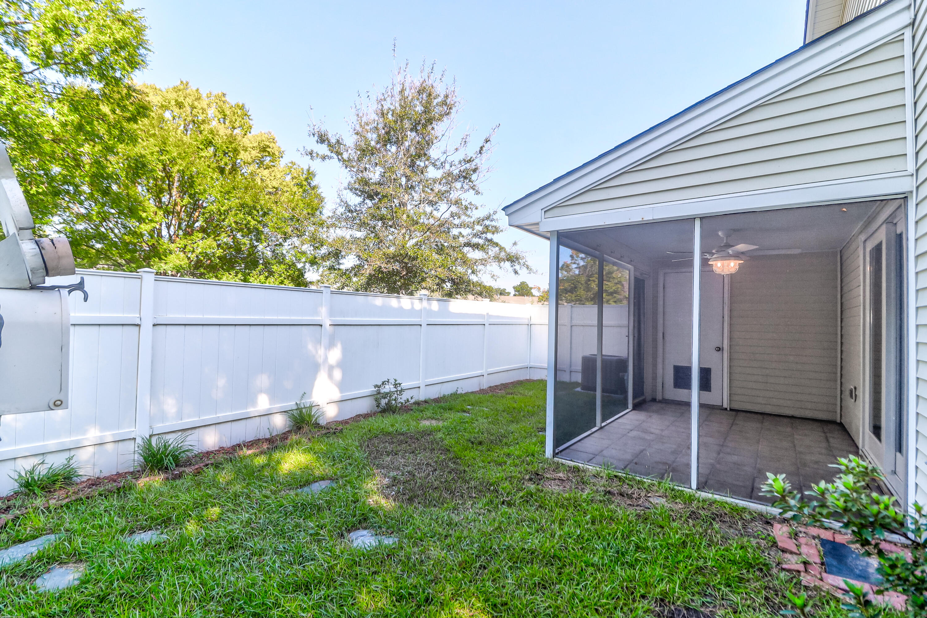 100 Yellow Hawthorn Circle
