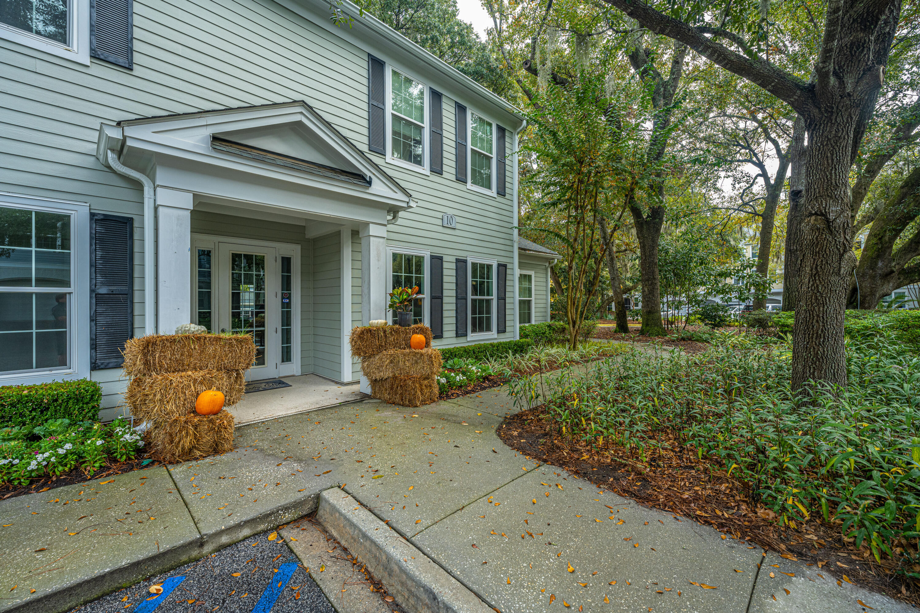 60 Fenwick Hall Allee # 327