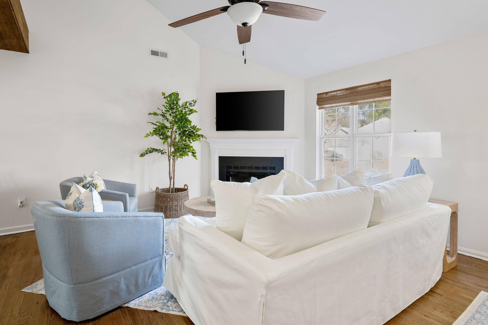 1589 Kentwood Circle