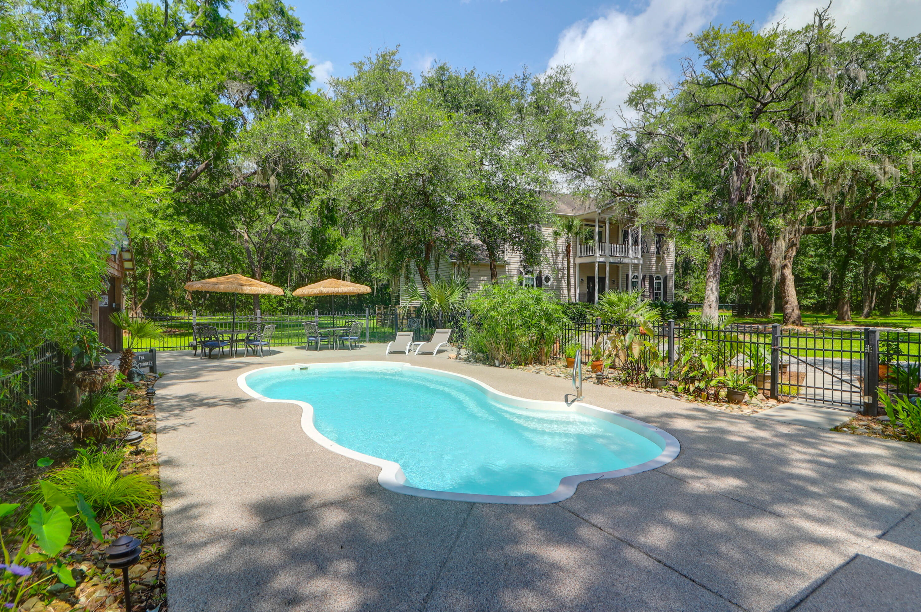 2494 Cape Road