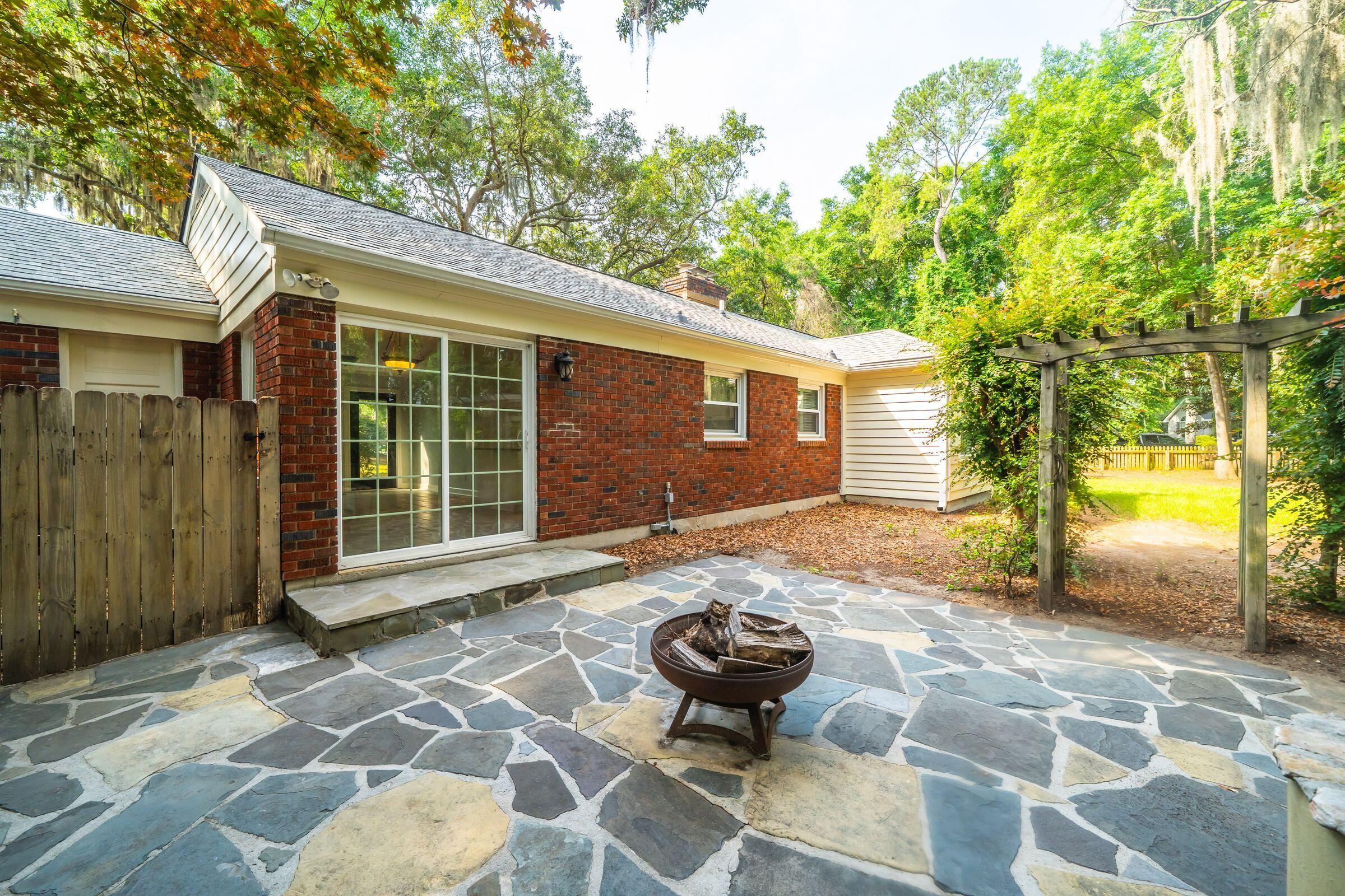 562 Fort Johnson Road