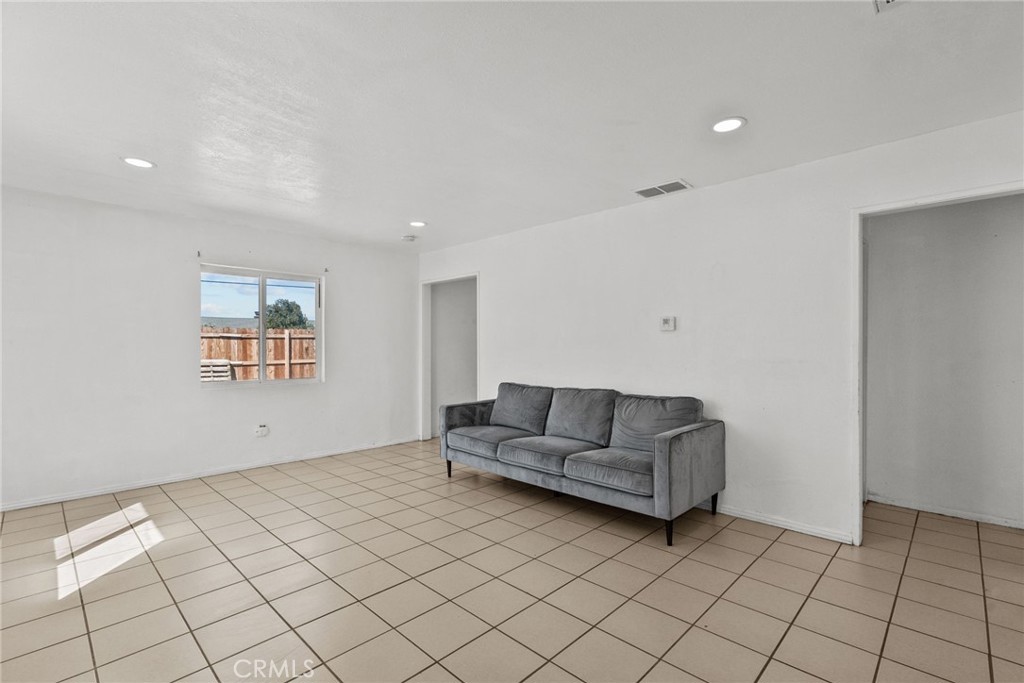 40610 12th Street W