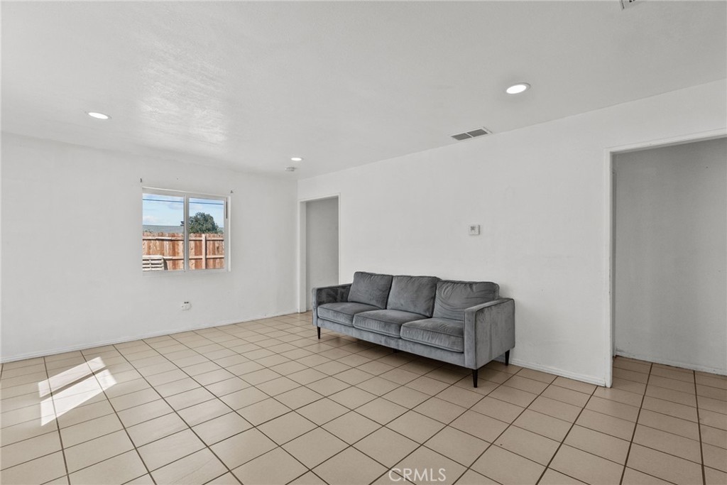 40610 12th Street W