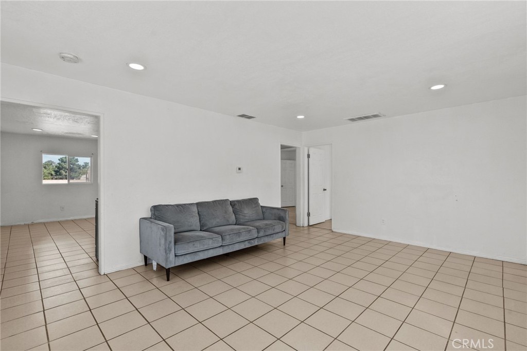 40610 12th Street W