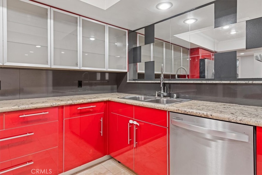 6736 Hillpark Drive 102